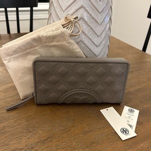 NWT Tory Burch Fleming Matte Zip Continental in Grey Heron
